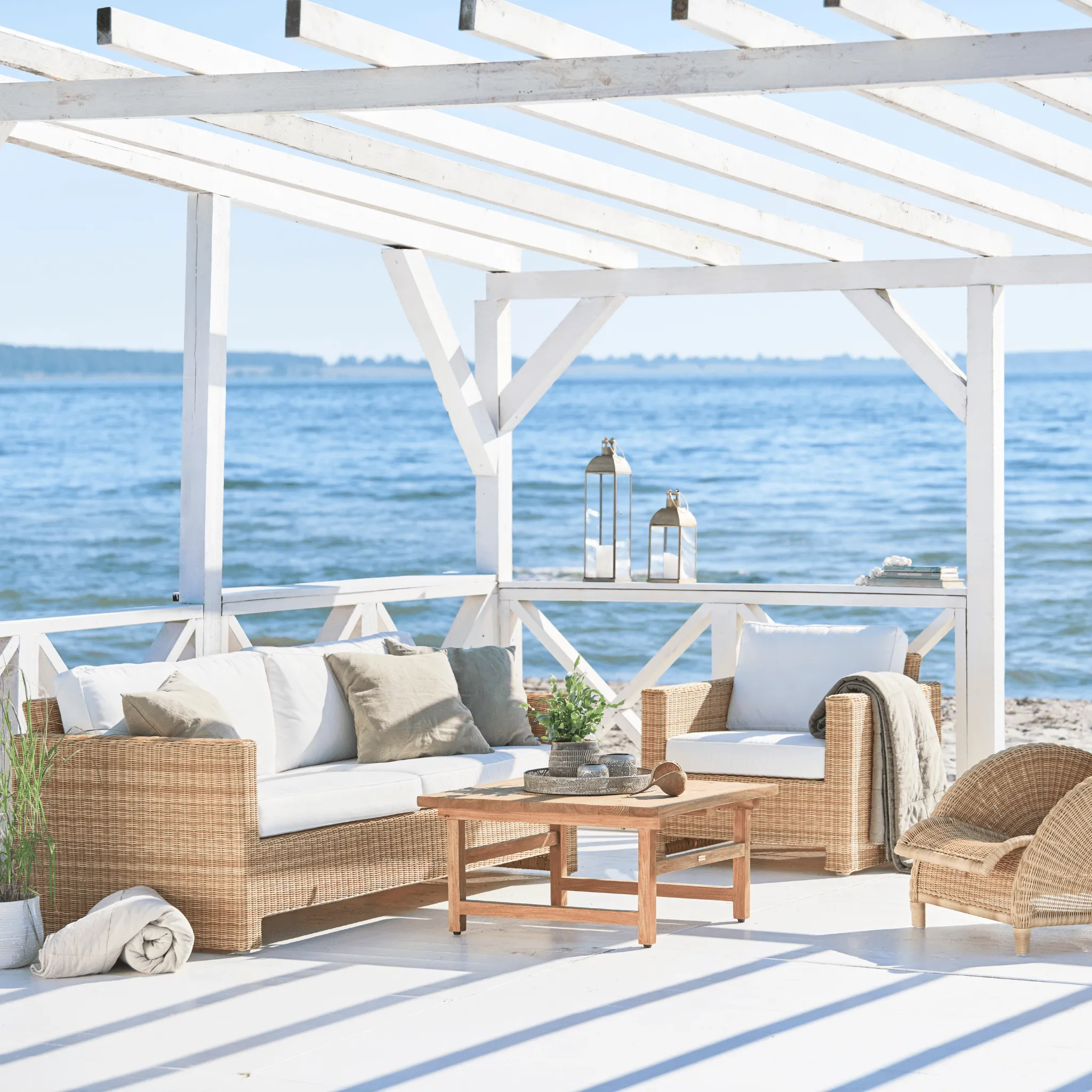 AluRattan™ Contemporary Outdoor 3-Seater Sofa